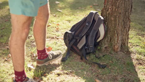 Mochila,-Viaje-Y-Hombre-En-El-Parque-Para-Caminar