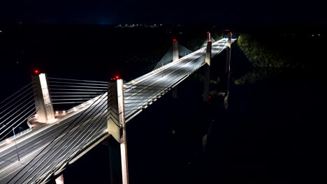 Nachtluft-Hyperlapse-Des-Verkehrs-über-Der-Beleuchteten-Straße