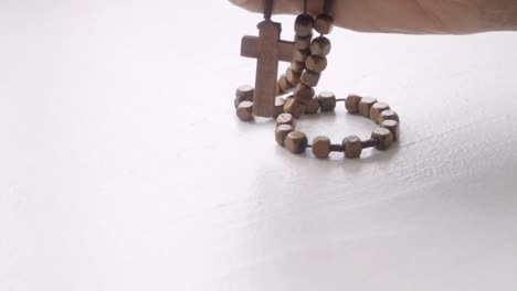 rezando a dios con la cruz en las manos junto con la cruz metrajes