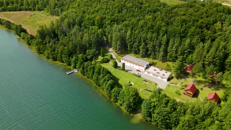 Erholungszentrum-Der-Universität-Danzig-Am-Ufer-Des-Radunsees-In-Laczyno,-Polen