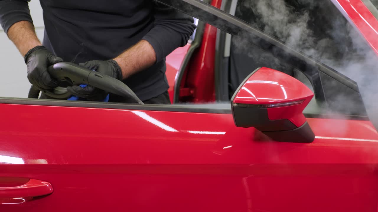 전문적인 자동차 청소. 샤워. 인테리어 세부 사항. 자동차 인테리어를 건조 청소 및 세부 사항; 깊은 좌석 청소; 자동차 세탁에서 거품을 는; 먼지에서 자동차 패널을 청소하는; 진공청소기