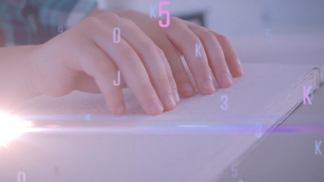 브라이일 문자를 읽는 손 위의 글자의 애니메이션