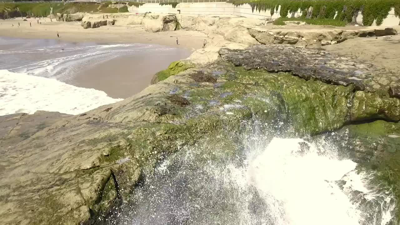 salpicadura de olas en las rocas en la playa