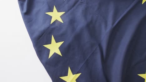 Video-Der-Zerknitterten-Flagge-Der-Europäischen-Union,-Die-Auf-Weißem-Hintergrund-Liegt