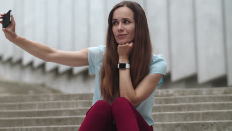 mujer de negocios tomando una foto selfie en el teléfono inteligente. gerente posando en la cámara del teléfono