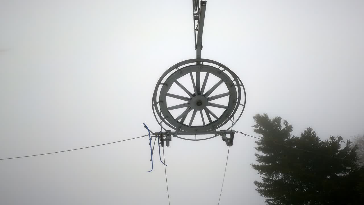 스키 리조트의 스키 경사에서 스키 견인 및 리프트 메커니즘의 세부 사항, 안개와 구름이 많은 날씨