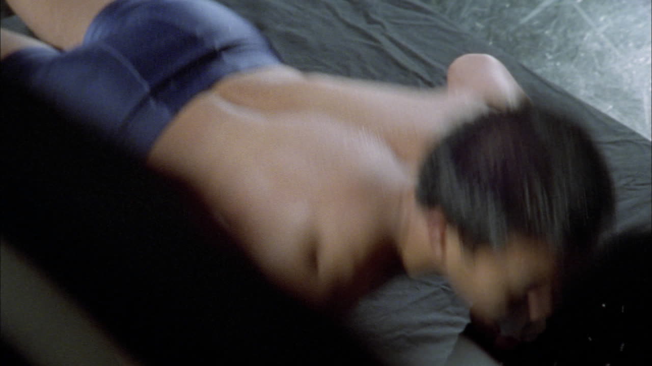 un hombre haciendo flexiones en una colchoneta