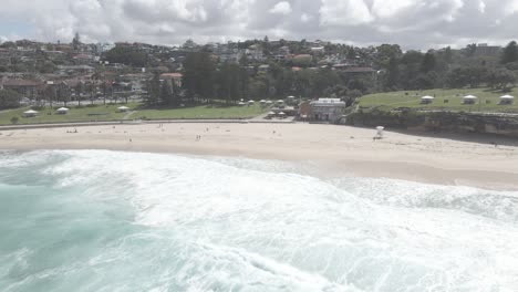 Riesiger-Bronte-Strand-Und-Strandpark-Mit-Wenigen-Menschen-Während-Der-Pandemie