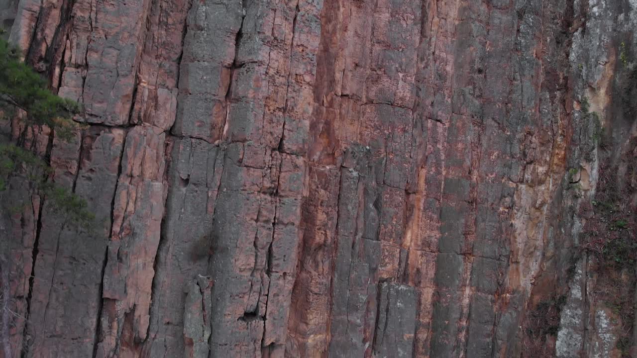 columnas de lava de 80 millones de años en la costa de güzelcehisar, en la provincia de bartın, en el mar negro, cerca de la antena