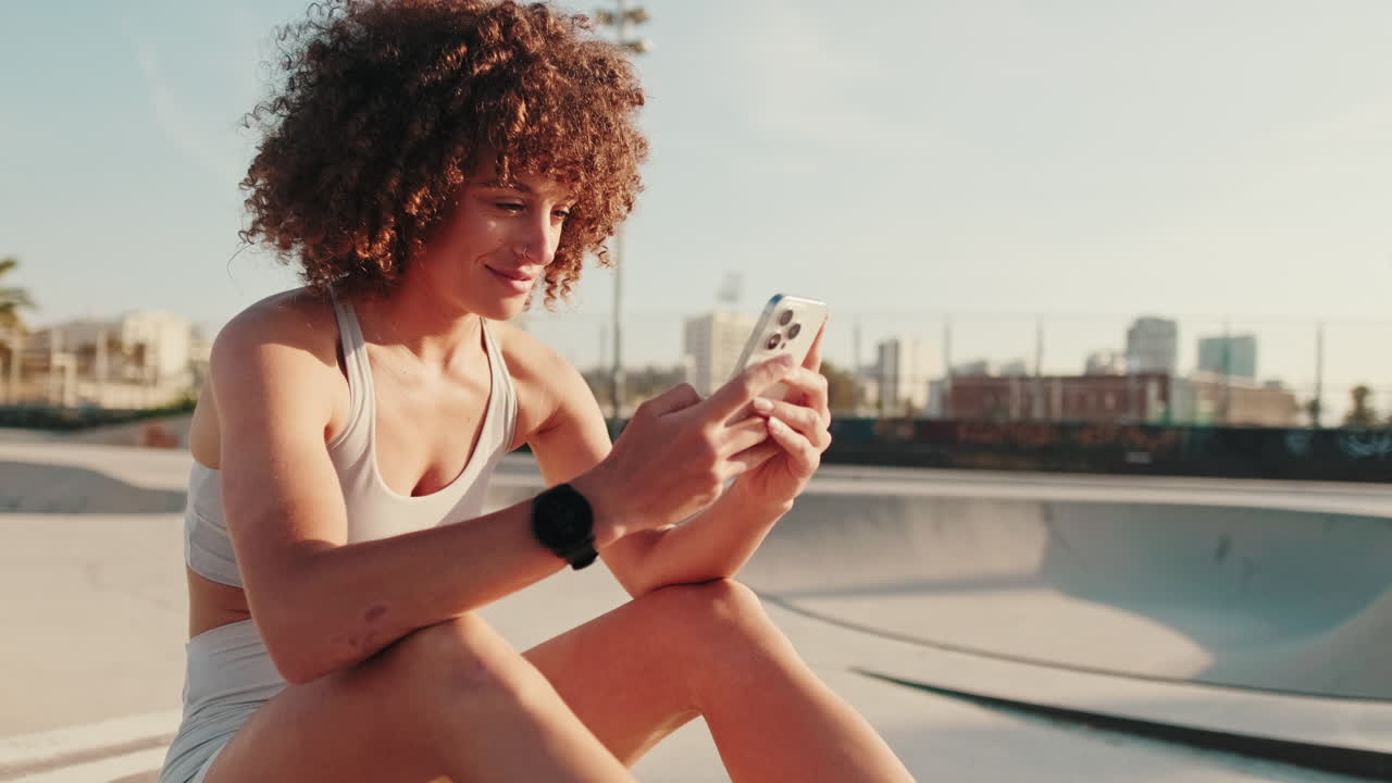 Donna sportiva controlla il telefono dopo l'allenamento