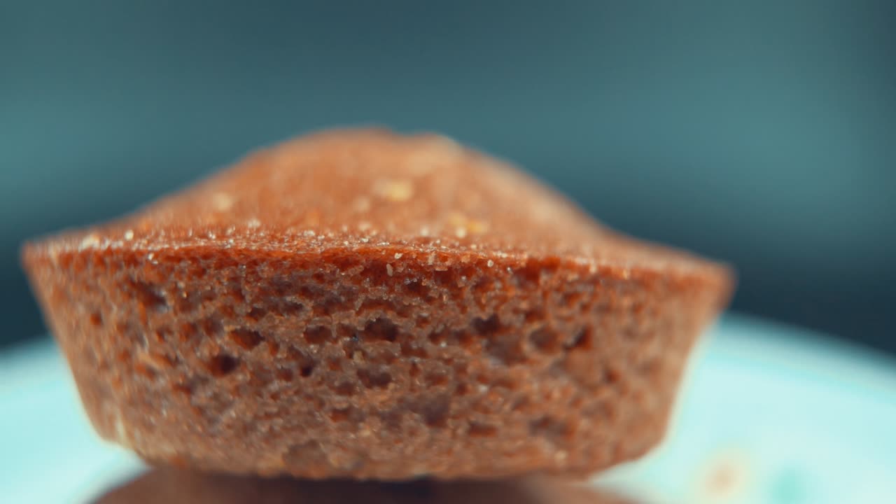 un macro primer plano de pasteles sabrosos, en un soporte giratorio de 360, iluminación de estudio, cámara súper lenta, 120 fps, movimiento suave, video en alta definición