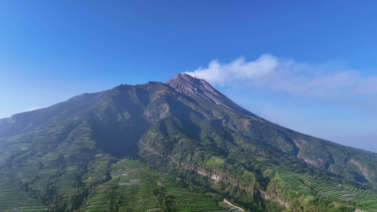 Pemandangan panorama Gunung Merapi gunung berapi aktif