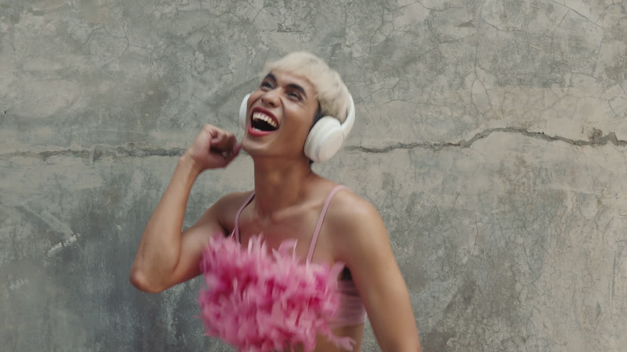 persona bailando y escuchando música