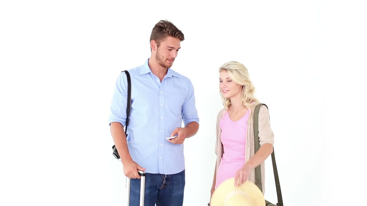 행복 한 젊은 부부 가 휴가 를 보내고 있다