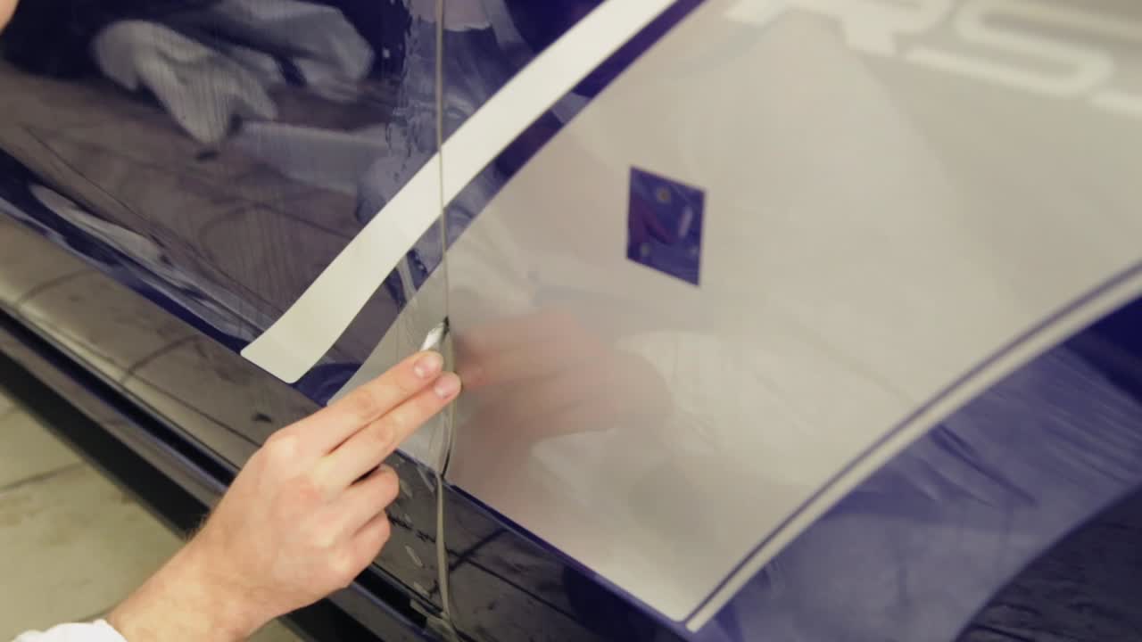 자동차 문 에 비닐 포장 을 붙이는 것