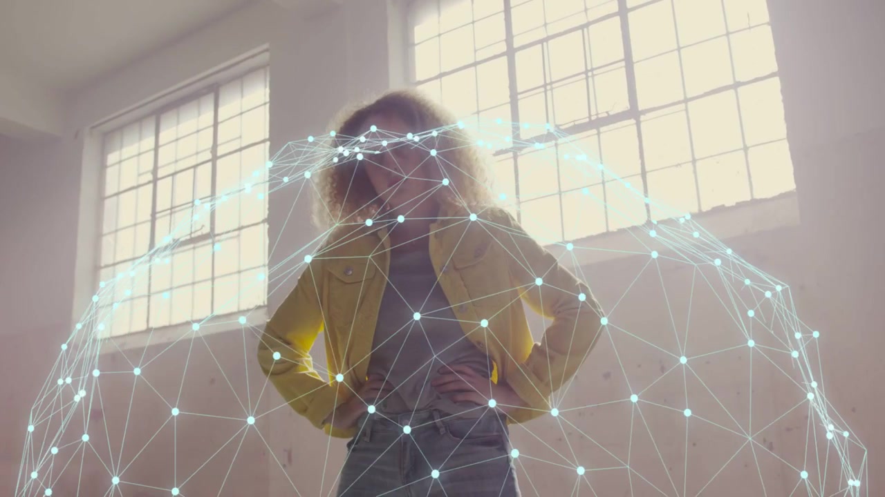 Mujer posando en un loft con una malla digital que aparece y se eleva en una cúpula, envolviendo la parte superior del cuerpo con nodos tecnológicos pulsantes.