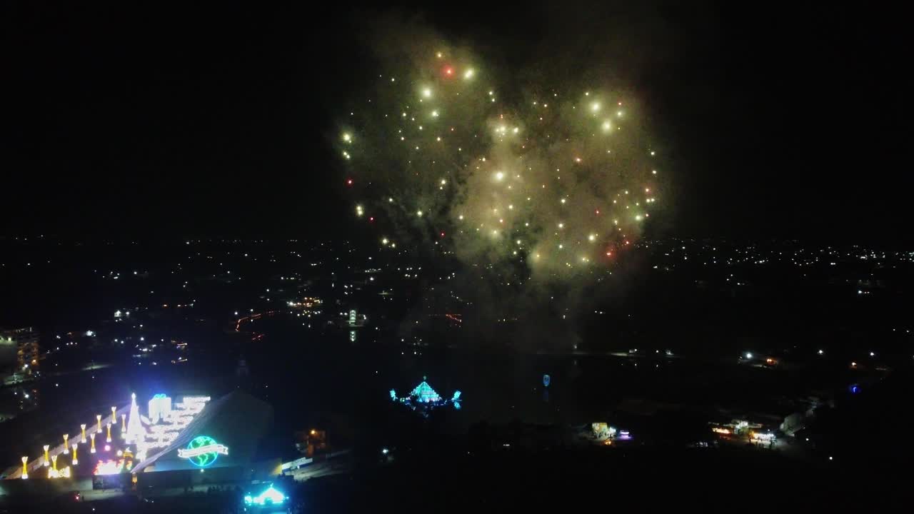 하늘에서 불꽃의 패닝 샷