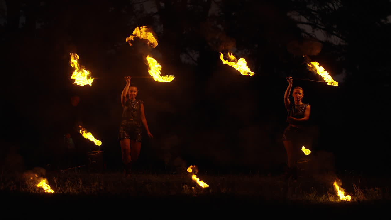 actuación de fuego poi por la noche