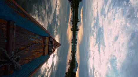 Disparo-Vertical-De-Un-Viejo-Barco-De-Madera-Pintado-De-Azul-En-Aguas-Tranquilas-Del-Lago-Dal-En-Srinagar,-Cachemira,-India