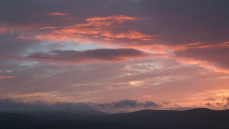 Amanecer-Azul-Y-Rosa,-Nubes-Al-Atardecer,-Con-Montañas