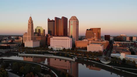 Columbus-Ohio-Skyline-In-Der-Abenddämmerung-Mit-Dem-Scioto-River-Im-Vordergrund