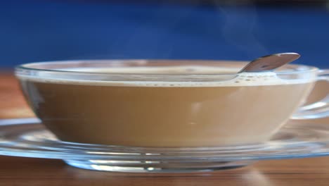 café caliente en una taza de vidrio