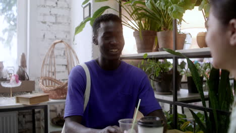 Vista-De-Cerca-De-Un-Hombre-Joven-En-Una-Cafetería