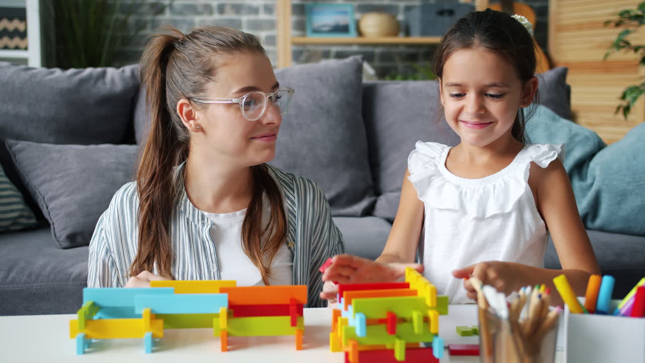 madre e hija construyendo con bloques