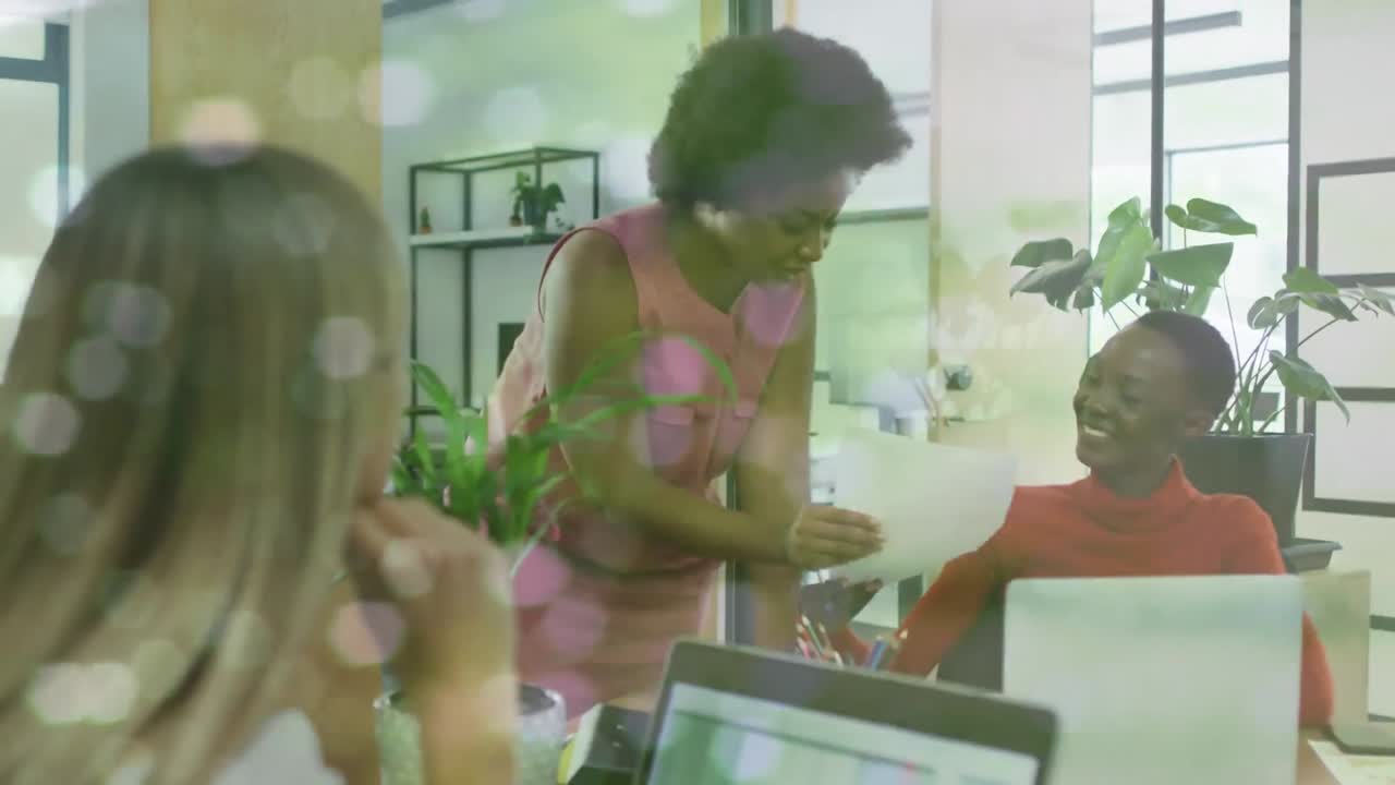 animación de luces bokeh en el río sobre felices mujeres de negocios diversas que trabajan en la oficina