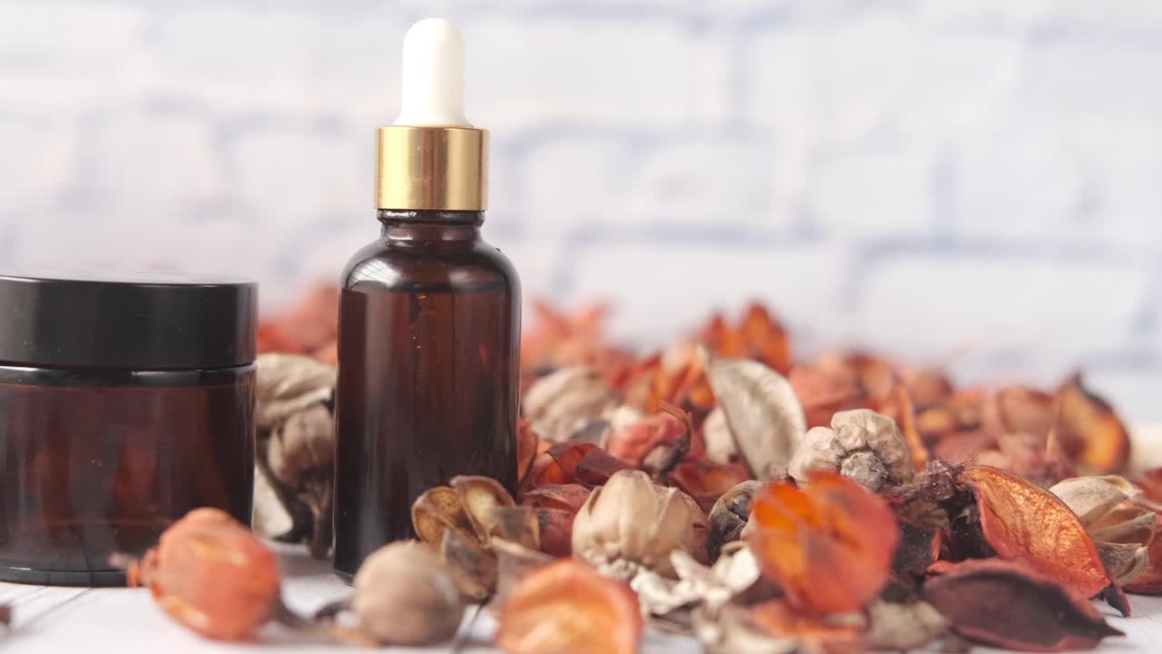 productos naturales para el cuidado de la piel con flores secas