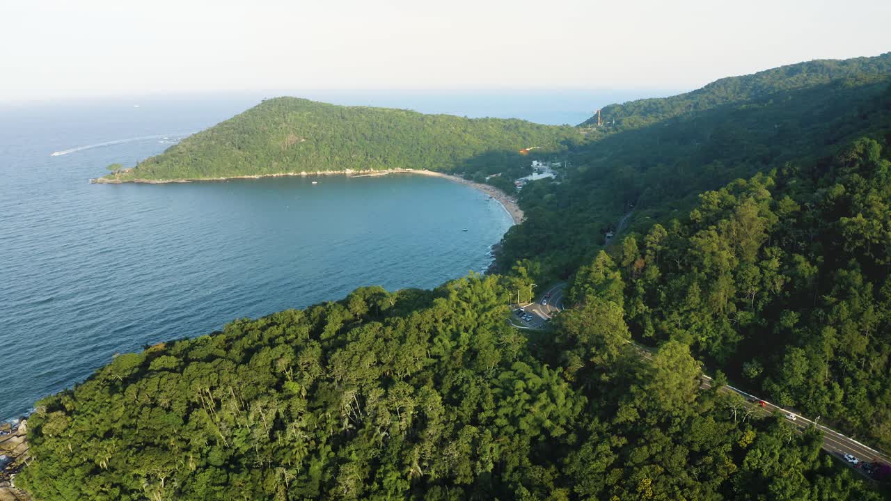 balneario camboriu, santa catarina, brazil의 interpraias 도로에서 정글 산에 접근하는 공중 전망