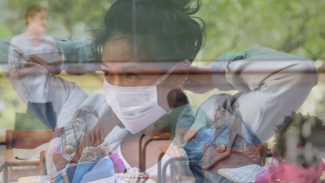 교실 에서 가르치는 여자 교사 에 대항 하여 얼굴 마스크 를 착용 한 여자