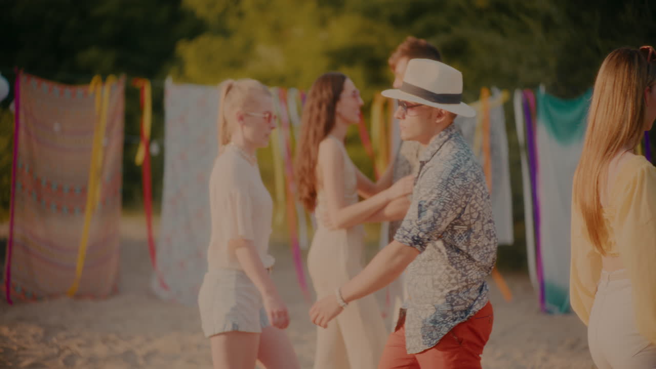 미소 짓는 커플이 서로를 쳐다보며 지나가는 사람들