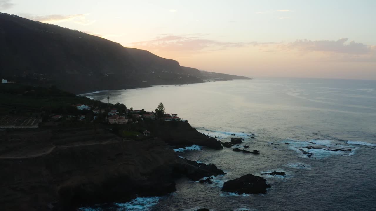 Ripresa aerea di Punta del Guindastes sorvolata al tramonto, Tenerife