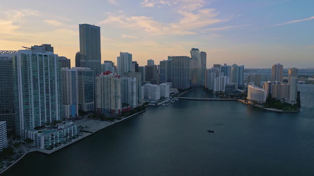 Ripresa aerea all'indietro di Brickell Bay al tramonto, Miami, Florida, USA
