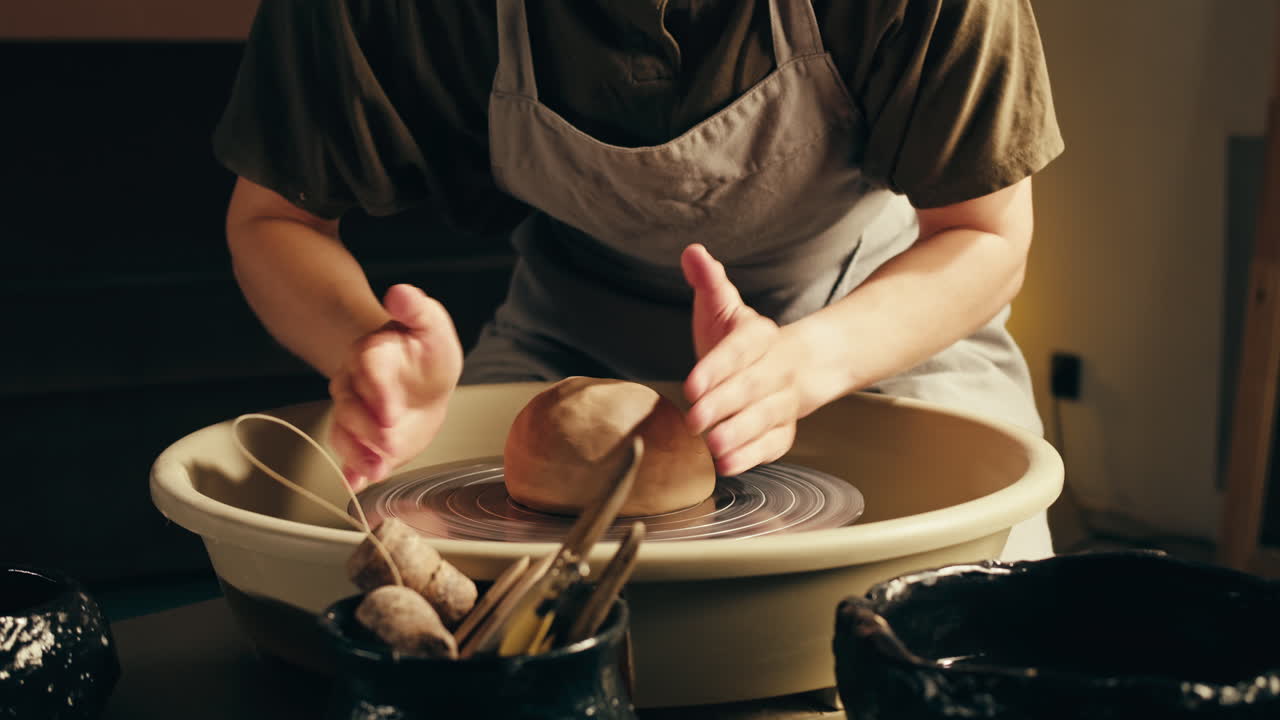도자기 바 에 점토 를 형성 하는 여자