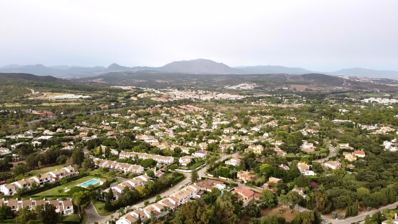 drone shot panning izquierda sobre la ciudad en las colinas y el campo de españa