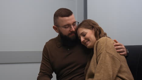 pareja en la sala de espera