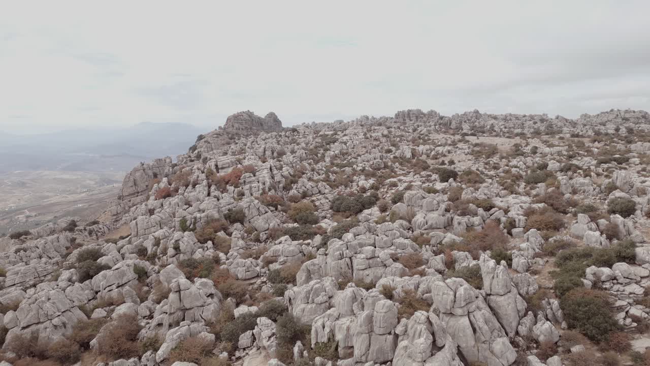 vistas de drones del área natural del torcal de antequera, un paisaje kárstico en europa, un laberinto como ningún otro en el sur de andalucía