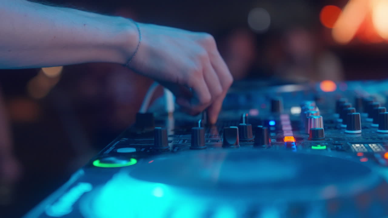 dj actuando en su configuración