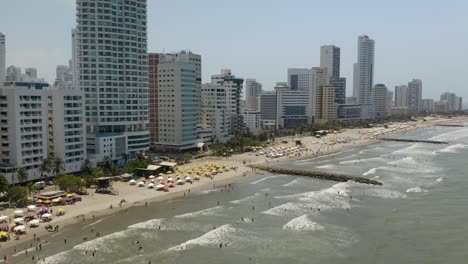 Toma-Aérea-Descendente-De-Playa-Bocagrande-En-Un-Caluroso-Día-De-Verano