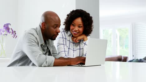 Pareja-Usando-Laptop-En-Casa-4k