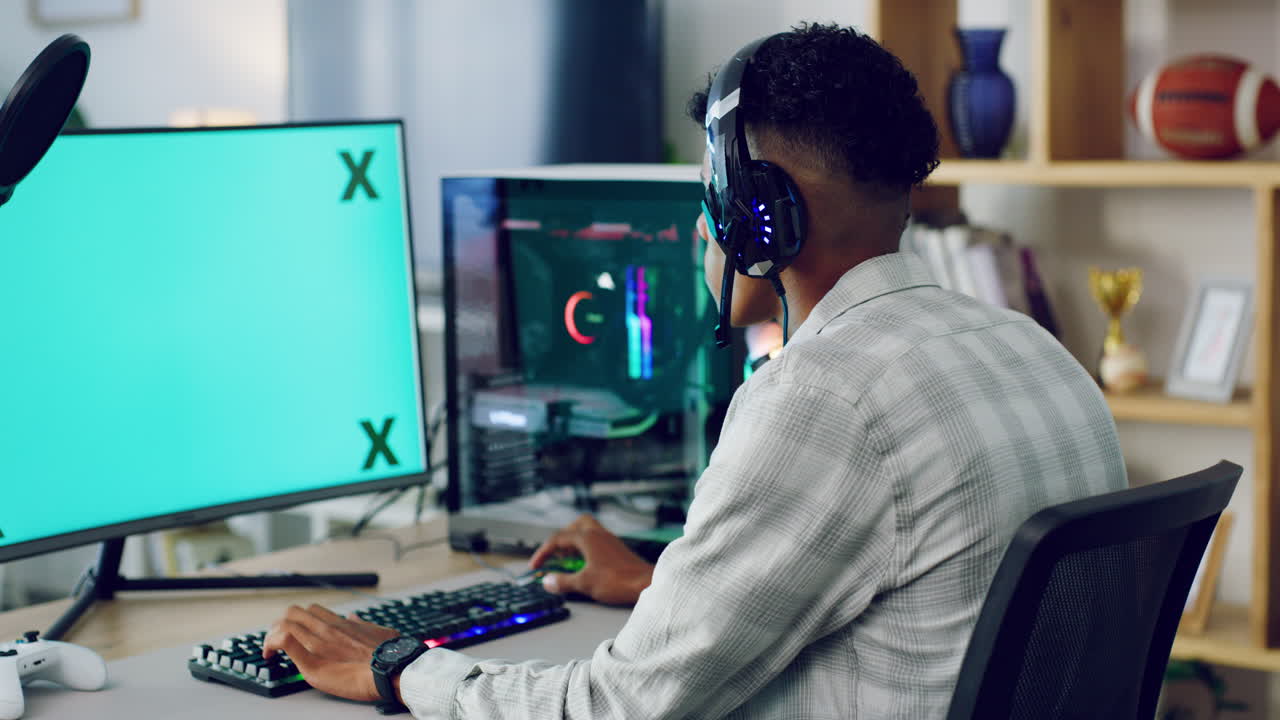 joven transmitiendo un juego multijugador en línea