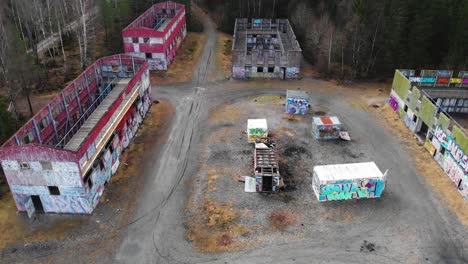 Antenne---Bockaby-Urban-Warfare-Facility-In-Der-Nähe-Von-Borås,-Schweden,-Rückwärtige-Totale