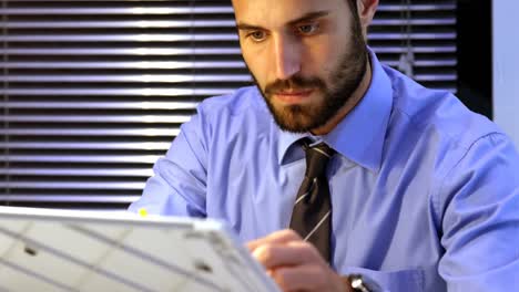 hombre de negocios escribiendo en pizarra