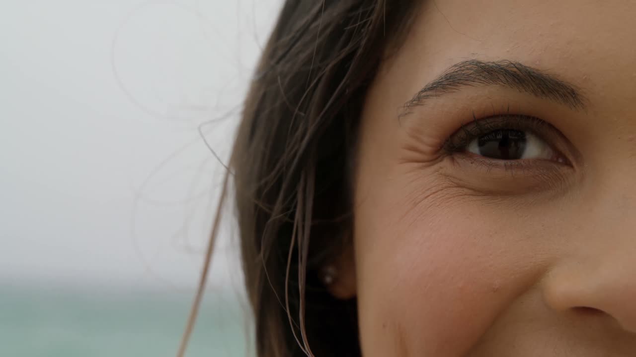 primer plano de una mujer caucásica de pie en la playa 4k