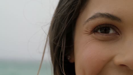 primer plano de una mujer caucásica de pie en la playa 4k