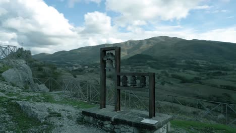 Eine-Drohnenaufnahme-über-Pennabilli,-Dem-Wunderschönen-Kleinen-Italienischen-Tibet,-Wo-Man-Auf-Der-Spitze-Der-Stadt-Lhasa-Glocken-Finden-Kann