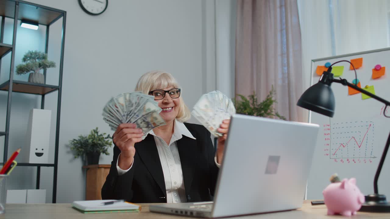 mulher contabilista de negócios comemorando sucesso de negócios dançando com pilha de dinheiro dólar em dinheiro