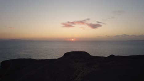 Acantilados-Montañosos-Con-Vistas-Al-Horizonte-De-La-Puesta-De-Sol-Con-El-Mar-De-Las-Islas-Canarias